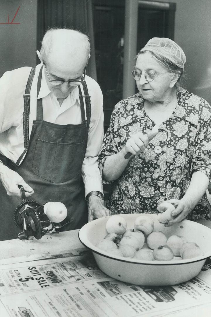 Schnitzing Apples, peeling them with an old-fashioned, handled machine, is Clifford Cressman's volunteer work for the sale. He and his wife, Elizabeth(...)