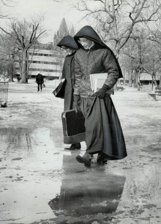 Change of Habit, Mild weather yesterday formed dirty puddles around melting heaps of grimy slush, but it was still chilly enough that one book-laden n(...)