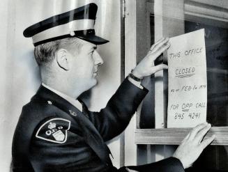 Closed after 43 years, the Oakville office of the Ontario Provincial Police bears a simple sign put up last night by Constable Frank Harvey. Calls are(...)