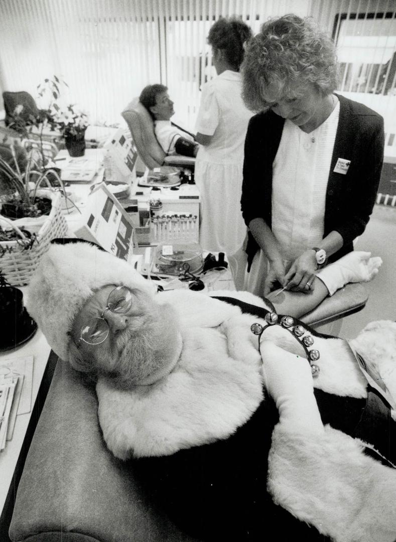 Taking time off from his busy schedule, Eaton's Santa Claus popped into the Red Cross blood donor clinic today at the Manulife Centre to give his own (...)