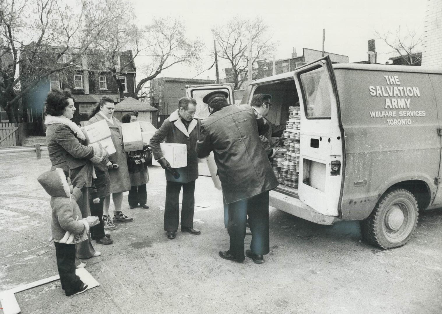 Sally Ann hands out 5 tons of fish, Five tons of fish, plus 300 cases of cherry cheese cakes and yogurt, were given away today at the Salvation Army o(...)