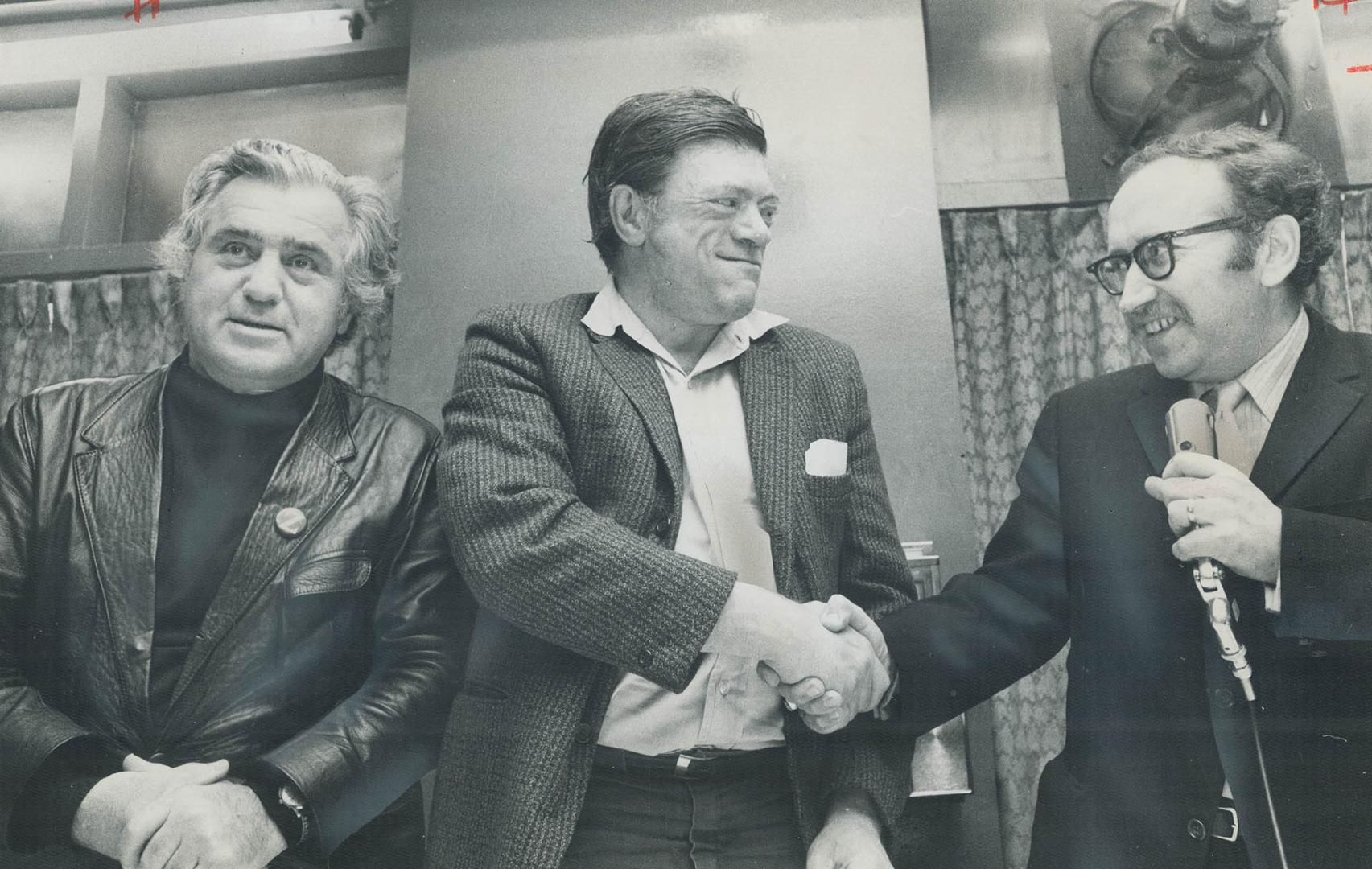 Poet's people gather round, Poet Milton Acorn is presented with cheque for $1,000 and medal by fellow poets Irving Layton (left) and Eli Mandel (right(...)