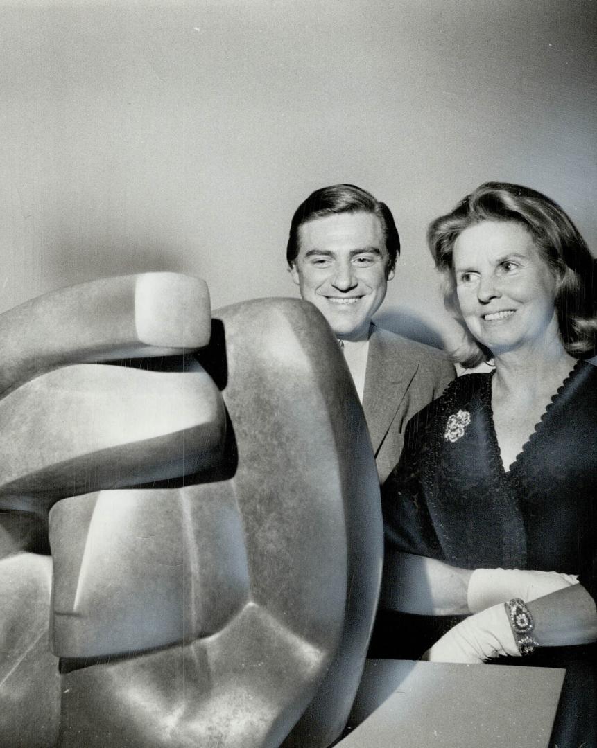 Chief curator Mario Amaya and Mrs. John David Eaton examine one of the sculptures by Russian-born Alexander Archipenko at a preview of a new exhibitio(...)