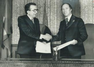 Firm Handshake between Italian Prime Minister Guiilo Andreotti and Prime Minister Pierre Trudeau in Metro today symbolize two agreements which will be(...)