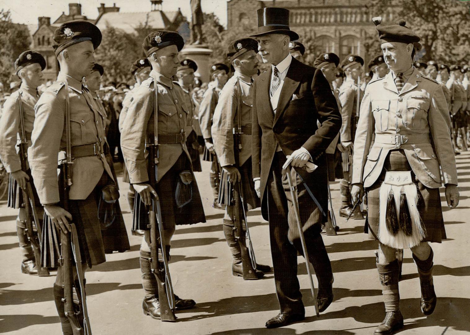 Regiment guard of honor. Chambers, their excellencies met Mayor Day, members of the board of control and the cabinet. Later they drove to the C.N.E. f(...)