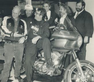 Dan Aykroyd opens restaurant. Actor Dan Aykroyd (third from left) and his business partners (from right) X-Ray MacRae, Ken Sprackman and Richard Kruk,(...)