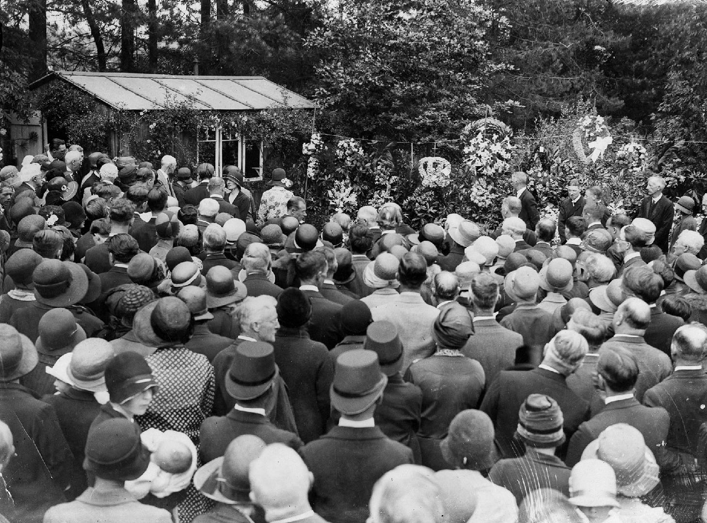 Crowds gather for funeral service of Arthur Conan Doyle