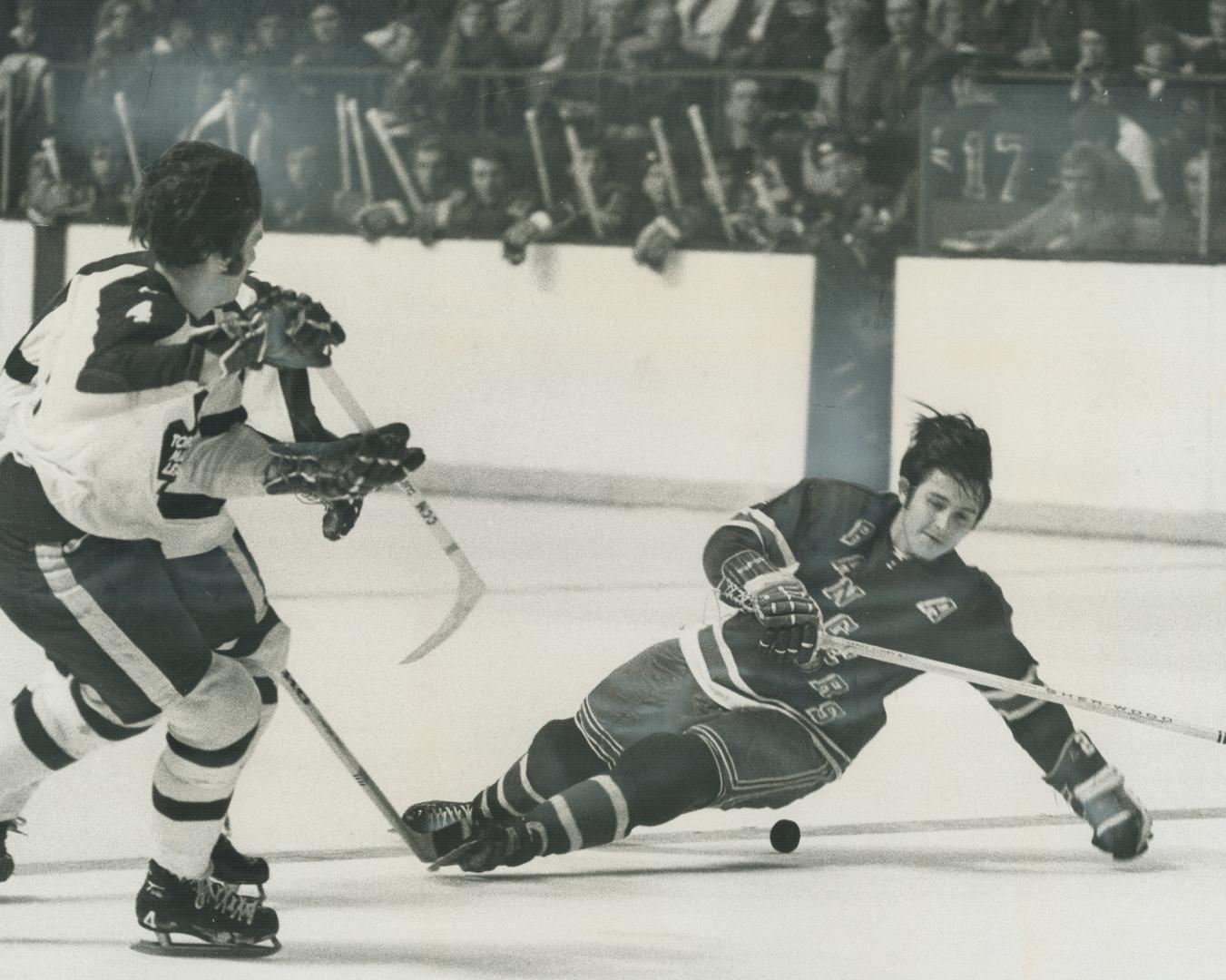 All-star defenceman Brad Park of New York Rangers, making a sliding block to keep Leafs' Mike Pelyk from getting shot on net, expects to be stopping a(...)