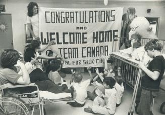 Patients join in. Lois Henley, left, and Barbara Christie, student nurses at Hospital for Sick Children, display to their young patients a banner they(...)