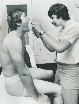 Team Canada members Peter Mahovlich, left, and Bobby Hull say 'Ah'