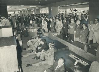 In downtown stores, hundreds of hockey fans packed display rooms and windows to watch yesterday's final game