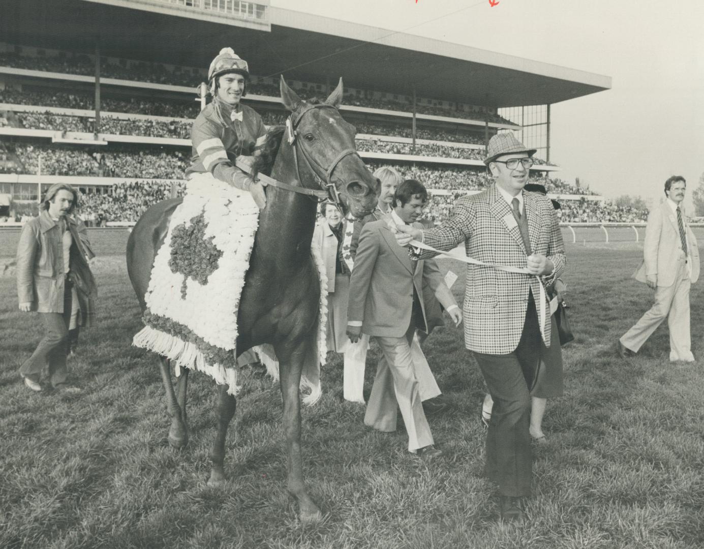 Good boy. Golden Act gets a well-deserved pat from jockey Sandy Hawley after capturing yesterday's $200,000 Canadian International Championship stakes(...)