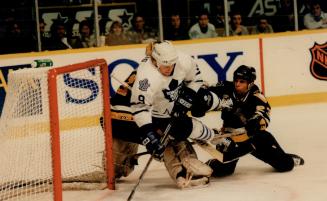 Leaf Mike Craig (9) Chris Joseph of Pittsburgh Penguins (23)