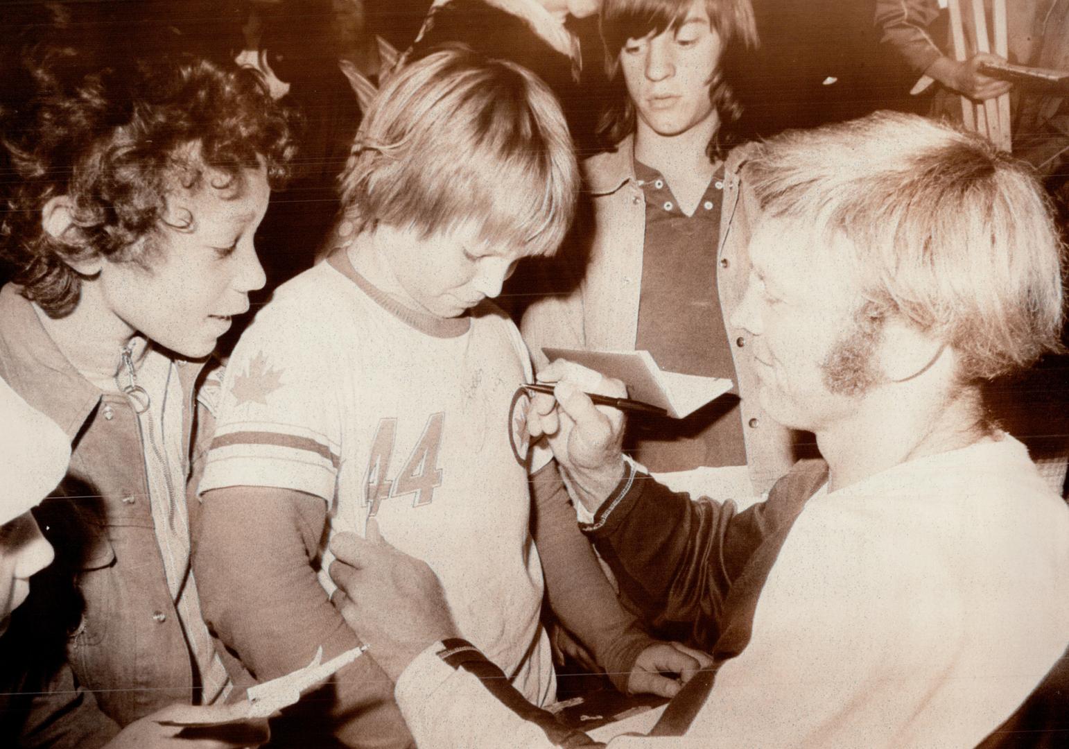 Edmonton 2. 'Mum will be pleased!' Brian Melnik (II) the only kid in Edmonton (Poss all Canada) with a personally signed sweater by Bobby Hull. The ki(...)