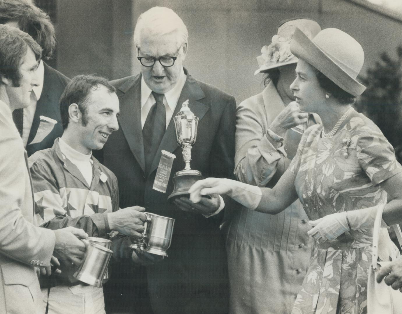 The queen shares moment of triumph with Royal Chocolate group (left to right) of trainer Gil Rowntree, jockey Ted Colangelo and owner Jack Stafford, w(...)