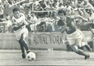 Dinko Zutelija (10), one of Metros-Crioatia's outstanding players in yesterday's 4-0 victory over Tampa Bay Rowdies, drives for ball against Frantz St(...)