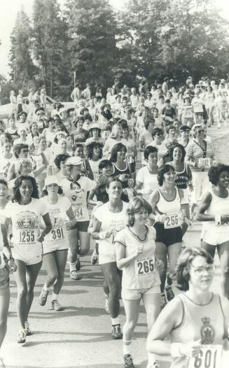 1,800 women head down confused trail, Little knowing the hazards and confusion that lay ahead, more than 1,800 women start out yesterday on Bonne Bell(...)