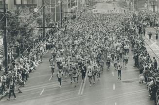 Runners find life in the fast lane sure is crowded, About 4,500 runners took part in yesterday's Miller High Life Toronto Marathon, run in near-ideal (...)