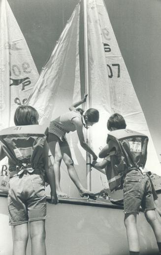 Metro sailors run aground, The crew of the Grayling rock it back and forth as they try to free it after running aground by the dock of the Toronto Sai(...)