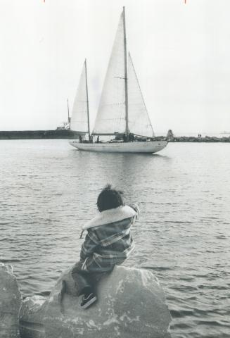 Still the season for sailing, A lone sailboat was gliding through Port Credit harbor yesterday, thanks to the unusual mild weather that's extended the(...)