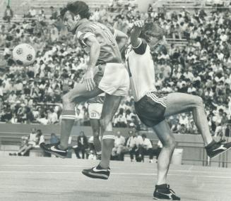 Back together again, Vancouver Whitecaps' Dave Watson, the former England centre half, left, gets the better of Blizzard's Roberto Bettega, a former f(...)