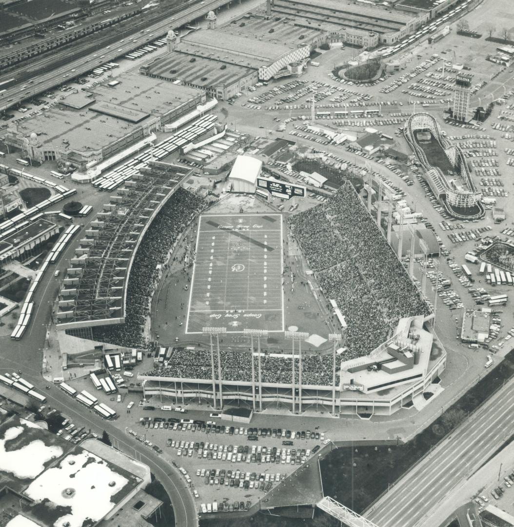 Exhibition Stadium was packed at 1982 Grey Cup game as the Edmonton Eskimos beat the Argonauts 32-16