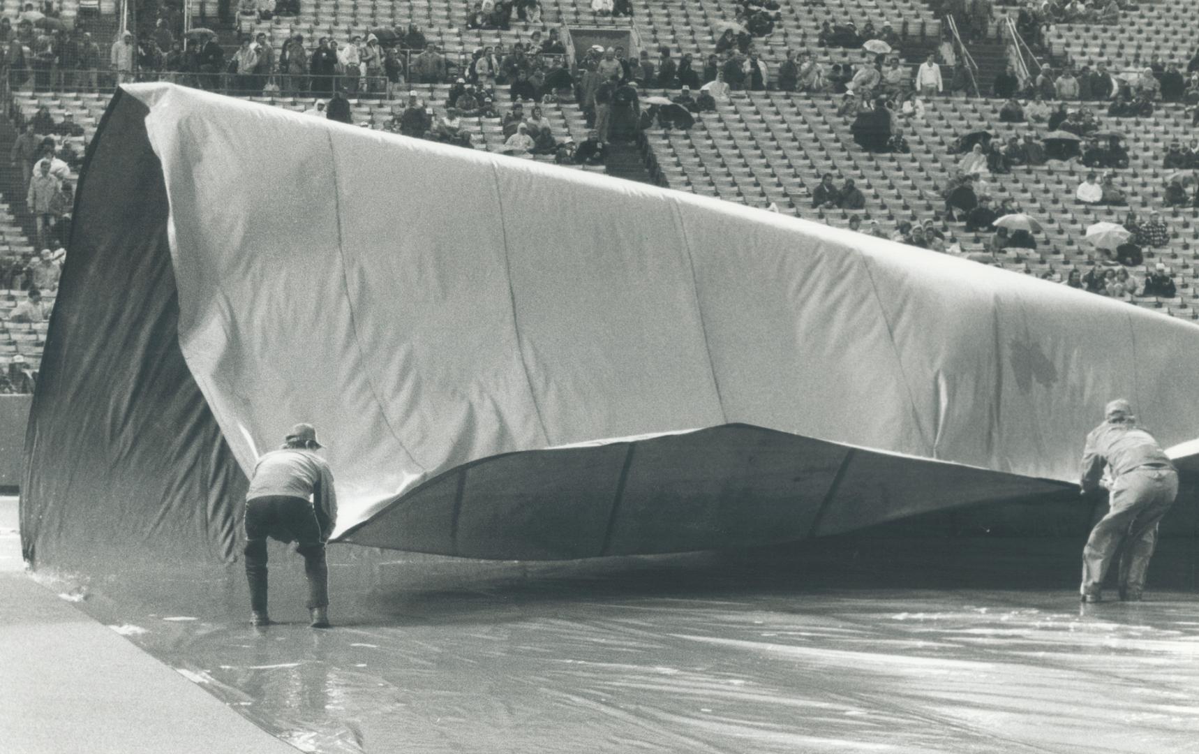 It was a wet bunch of Blue Jays loyalists who sat glumly in the stands last night waiting for the rain to let up so the Jays and Chicago White Sox cou(...)