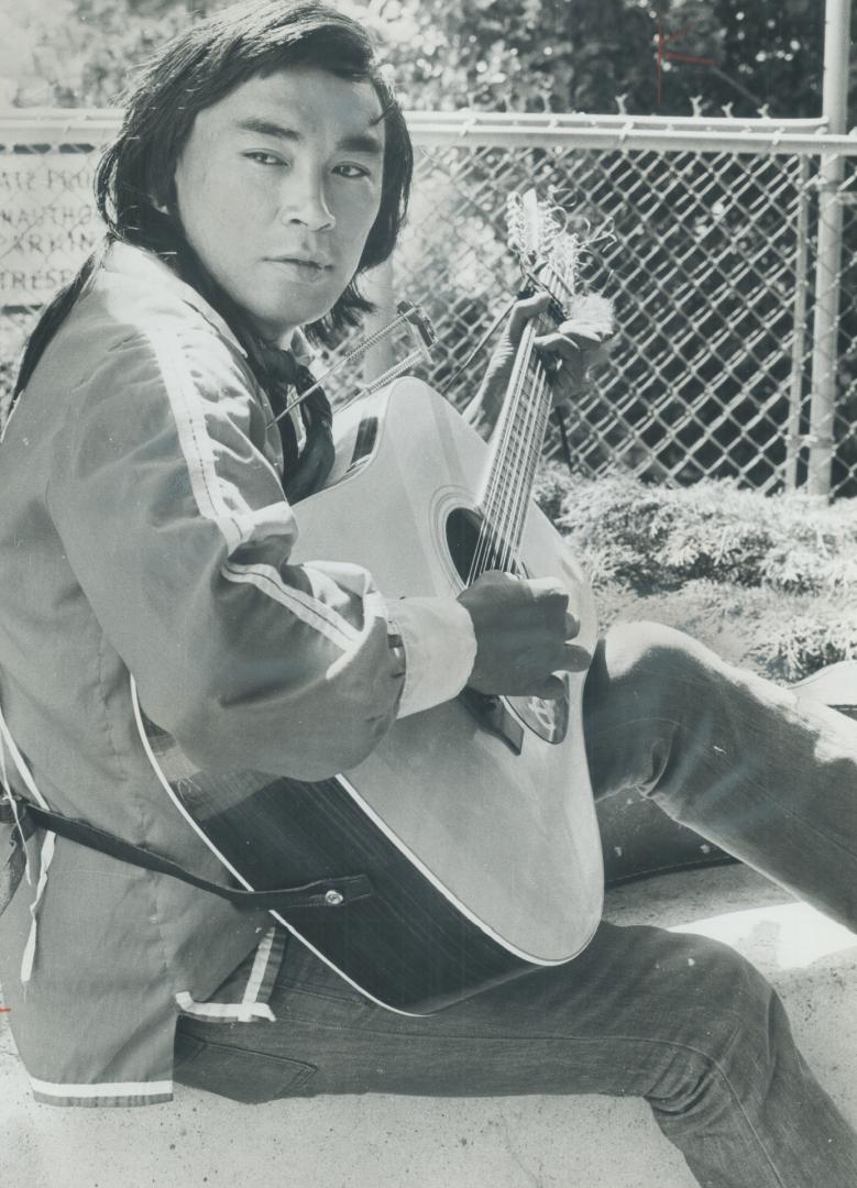 An Ambitious, self-taught guitar player, Willy Thrasher last night gave a performance at the Ontario Institute, For Studies in Education on the same b(...)