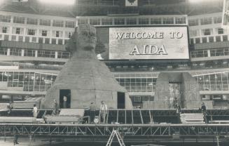 Sphinx rises at the dome. An ancient wonder meets a modern wonder, as a giant model of Egypt's famed Sphinx is built in Toronto's SkyDome, in preparat(...)