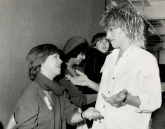 A hand for Platinum Blonde. Lea Doxy, 15, offers her hand to Platinum Blonde bass player Sergio Galli to be autographed after a charity concert by the(...)