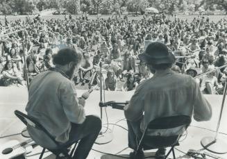 The 11th Annual Mariposa Folk Festival opened yesterday on Toronto Island, and the overshelming mood was one of peacefulness. This was largely due to (...)