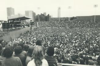 Fans of the rock group of Crosby, Stills, Nash and Young were crowded into Varsity Stadium without a bearable spot to sit down in, reader complains in(...)