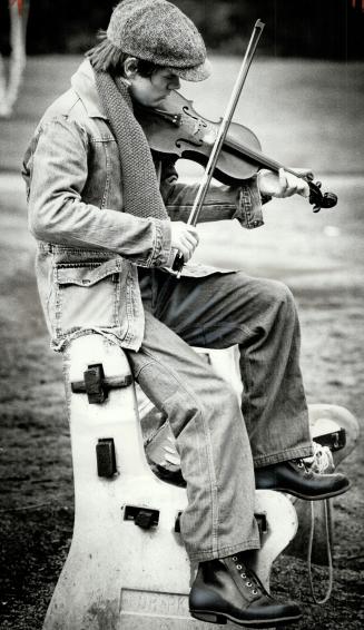 Fiddler in the park. A familiar figure to Saturday morning shoppers at St. Lawrence Market, strollers in Toronto parks and streets, and even subway ri(...)