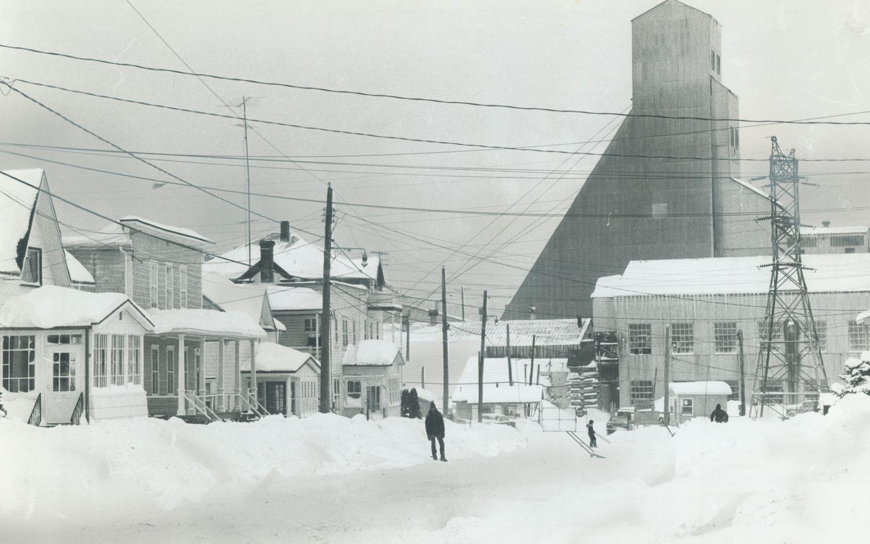 The Town, Thetford Mines, Que., has about 4,000 mines in its surrounding asbestos fields. The region has produced about a third of the world's asbesto(...)