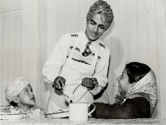 The turbaned and shawled children enjoy platefuls of rice, the main dish at a banquet at Vancouver's Sikh Temple, celebrating a religious holiday. The(...)