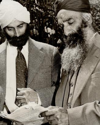 Outside the Sikh temple in Vancouver two Sikhs look over a newspaper and the news they most want to hear is that the bill at Ottawa which will create (...)