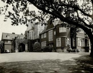 Government House, Victoria, B.C., will be the point farthest west, at which King George and Queen Elizabeth will stay on their visit to Canada. Here a(...)