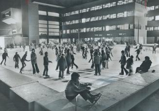 A real centre of a municipality, Hundreds of skaters turn out every night at the rink in the $5 million Chinguacousy Civic Centre in Bramalea, where t(...)