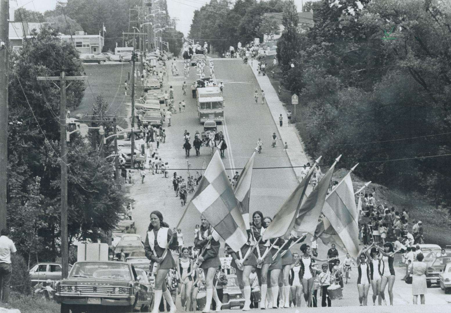 Georgetown marks its 50th birthday, Majorettes, antique cars, bands and pipe-and-drum units take part in a half-hour parade through Georgetown to the (...)