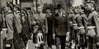 Guard of honor, Inspecting the guard of honor which greeted him yesterday at St