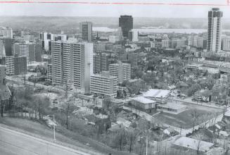 Skyscrapers towers over the trees and older buildings of downtown Hamilton which has, on a per capita basis, three times as much parkland as Toronto. (...)