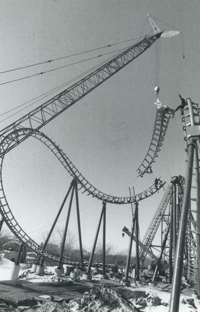 Completing the loop, The last piece of a new backwards looping roller coaster was hoisted into place today at Canada's Wonderland in Maple. The $3.5 m(...)