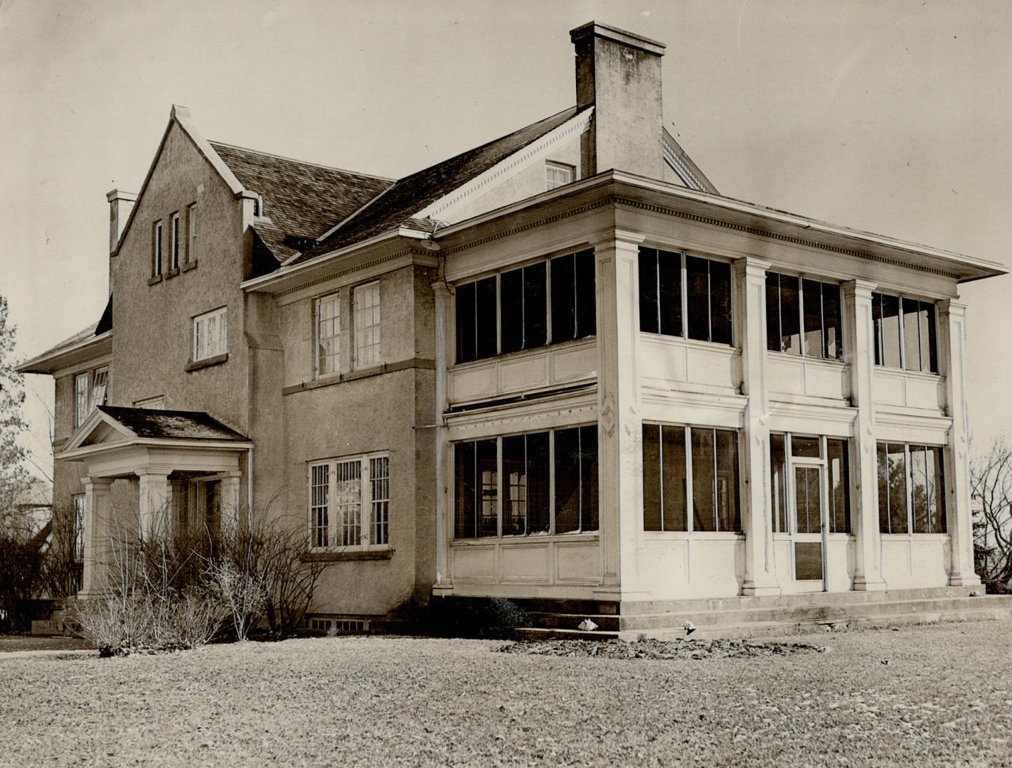 Only the driveway lingers on, This distinctive home, which had conservatories, tennis courts and a sunken rose garden, was once part of a large Newmar(...)