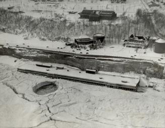 New floes sweep over falls to add weight to jam squeezing 700-foot building, Ice blocks are pouring over the Horseshoe Falls at Niagara again to-day as rising winds blow down Lake Erie