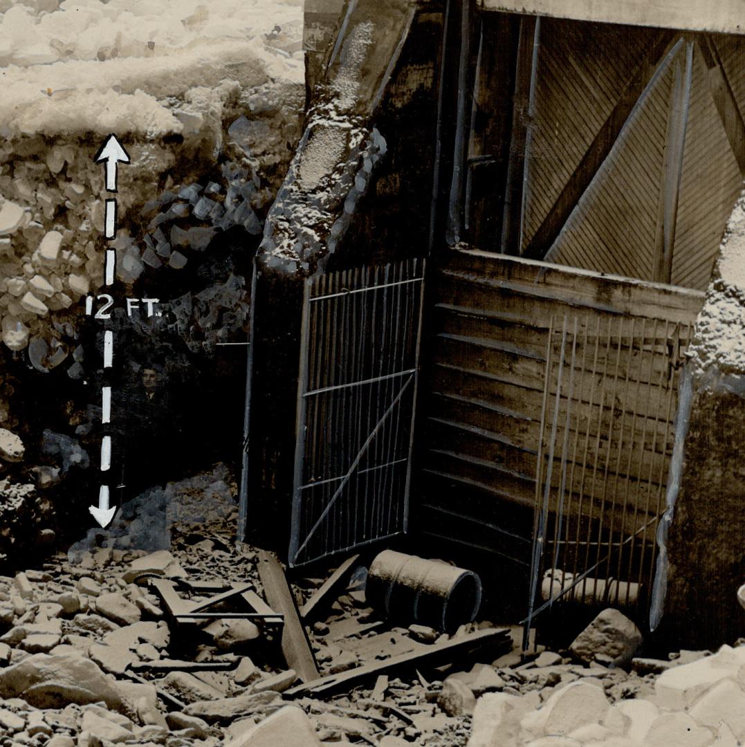 Niagara power house entrance, Floodwater gouged out this 12-foot hole in the jam ice which almost buries the Ontario Power Co. plant below the Horsesh(...)