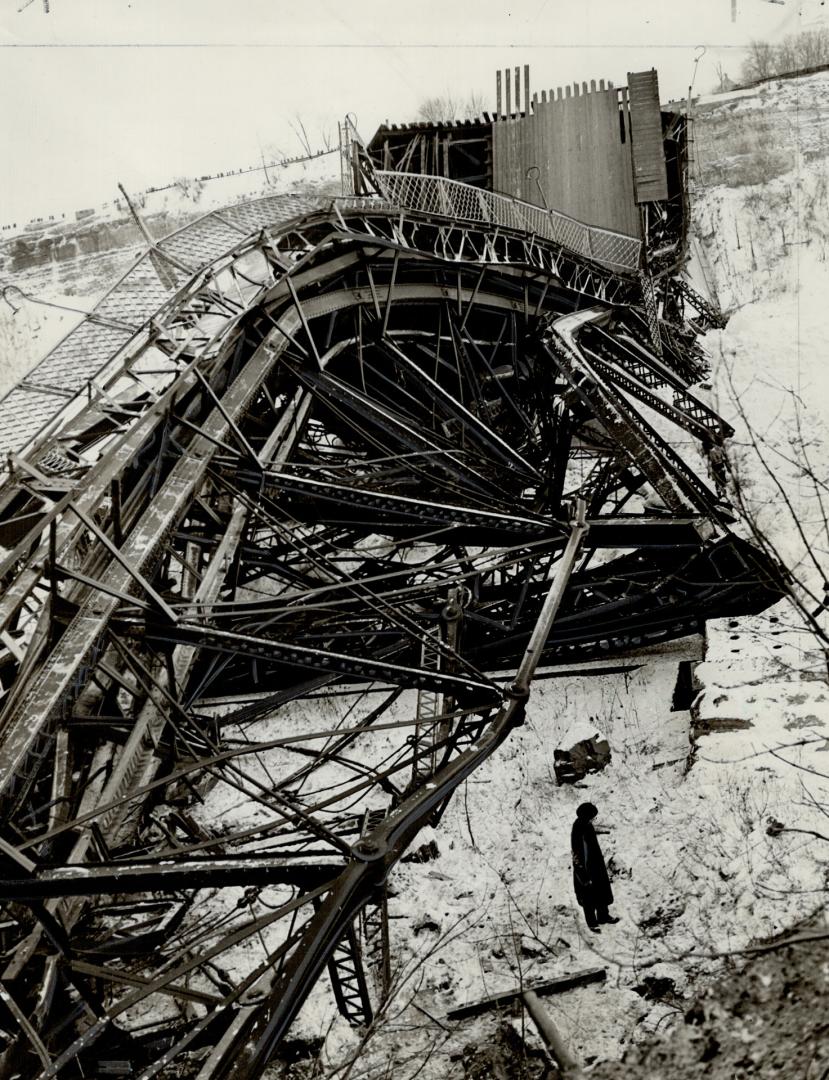 To-day a 4,500 tons of scrap steel on the ice of Niagara Gorge, Niagara's ice jam pushed Falls View bridge from its foundations, then held firm while (...)