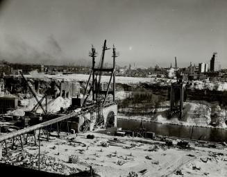 Swiftly taking shape is the new Rainbow bridge across the Niagara Falls gorge, replacing the Honeymoon bridge wrecked three years ago by an ice jam. T(...)