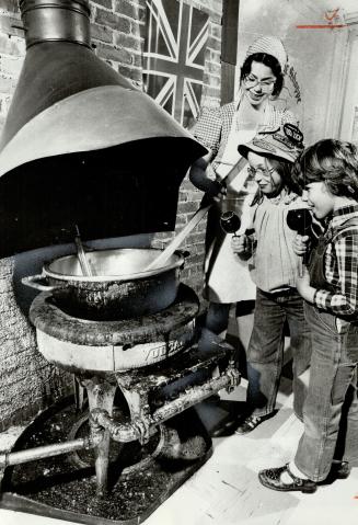 Mecca for kids is the Fudge Shop in Niagara-on-the-Lake, where the staff make 200 pounds of fudge a day in this huge copper basin over a gas burner. L(...)