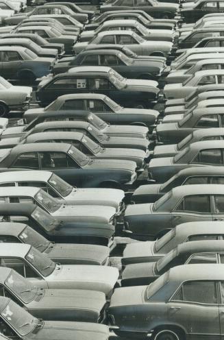 Row upon row of cars await a hoped-for sales pickup at General Motors' Oshawa plant, where assembly lines were silent last week to trim production. U.(...)