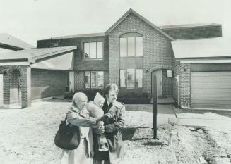 A Nearby apple orchard was one of the main reasons why Brian and Margie Currie, shown above with daughter Kimberley Anne, 2, decided to buy in Amberle(...)